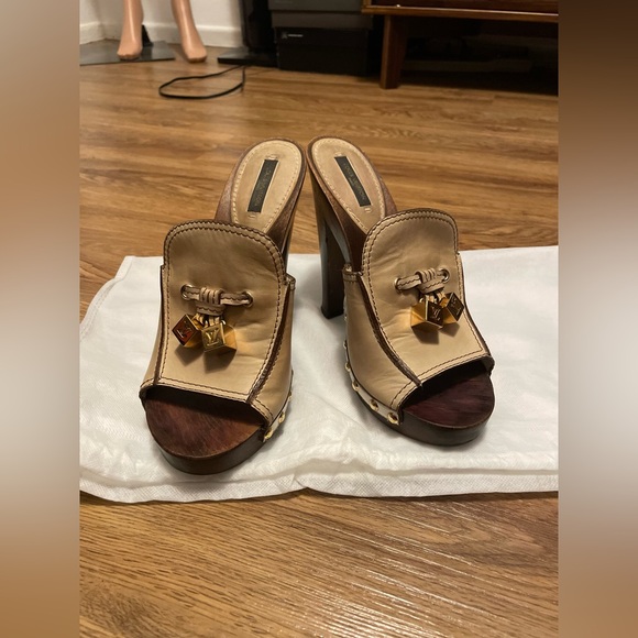 Louis Vuitton Slides Size 39 (US 9) - Picture 2 of 8